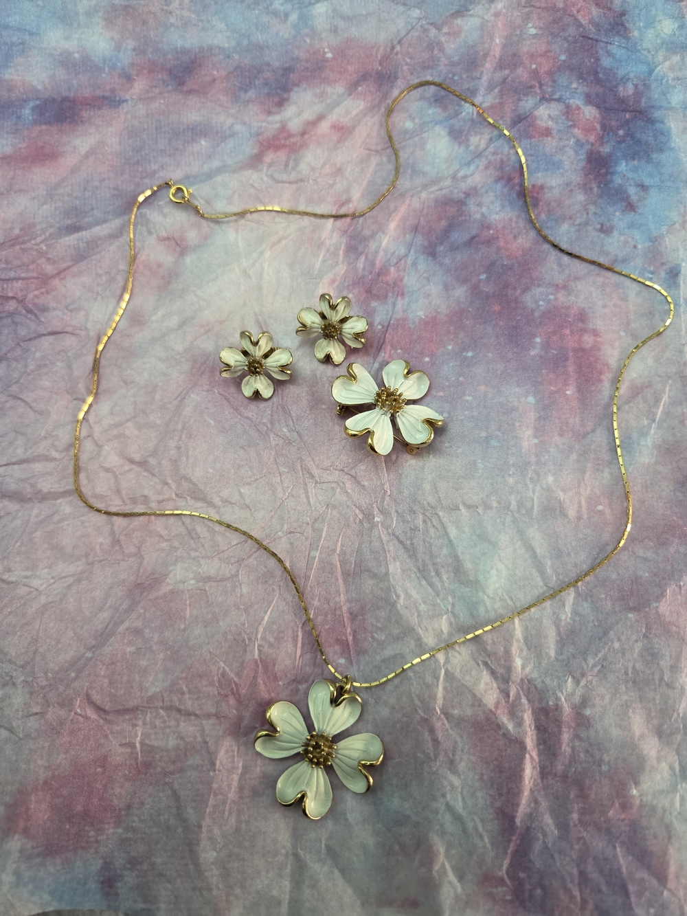 Gold-Tone White Floral Pendant Necklace and Earring Set